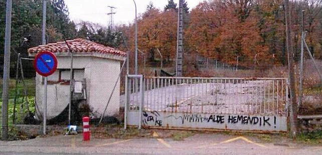 Guardia Zibilak bi pertsona atxilotu ditu ustez Legutioko kuarteletik oroigarri bat kentzeagatik