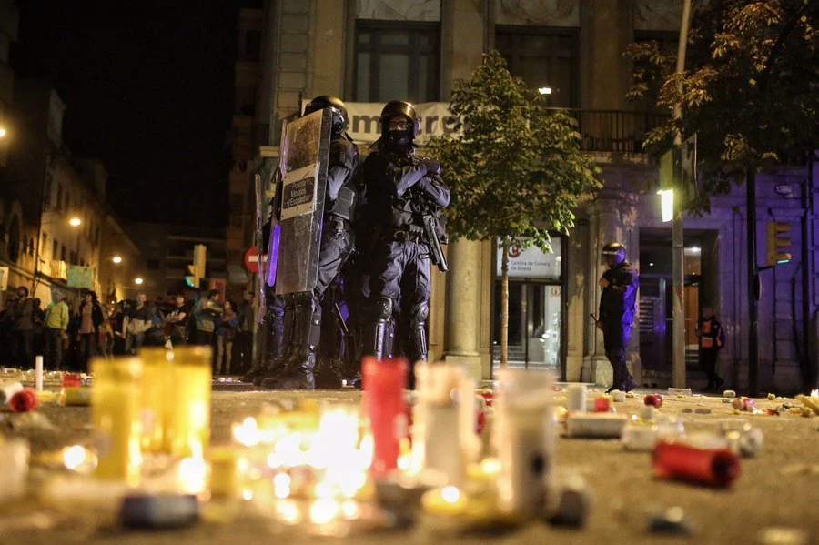 Gutxienez 96 zauritu eta 33 atxilotu izan dira Katalunian, hirugarren protesta egunean