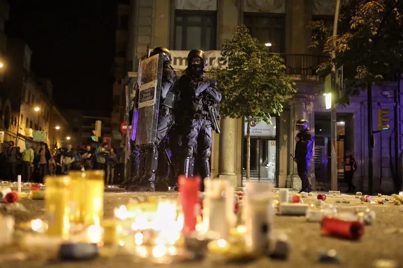 Gutxienez 96 zauritu eta 33 atxilotu izan dira Katalunian, hirugarren protesta egunean