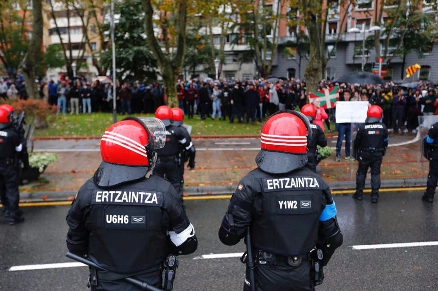 Gutxienez 18 pertsona atxilotu zituzten atzo Bilbon, VOXen mitinaren aurkako protesta antifaxistetan