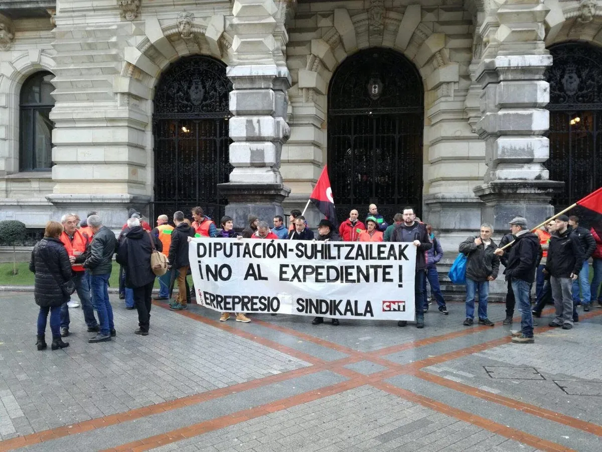 Espedientea egin diote Bizkaiko suhiltzaile sindikalista bati, greba eskubidea egikaritzeagatik
