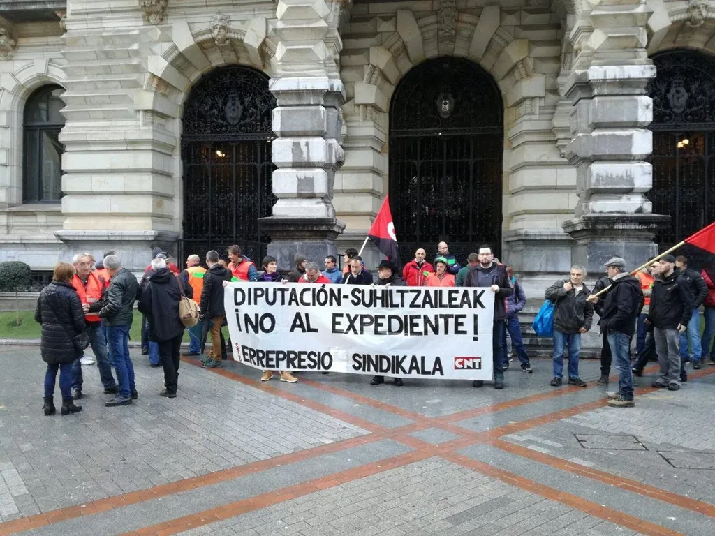 Espedientea egin diote Bizkaiko suhiltzaile sindikalista bati, greba eskubidea egikaritzeagatik