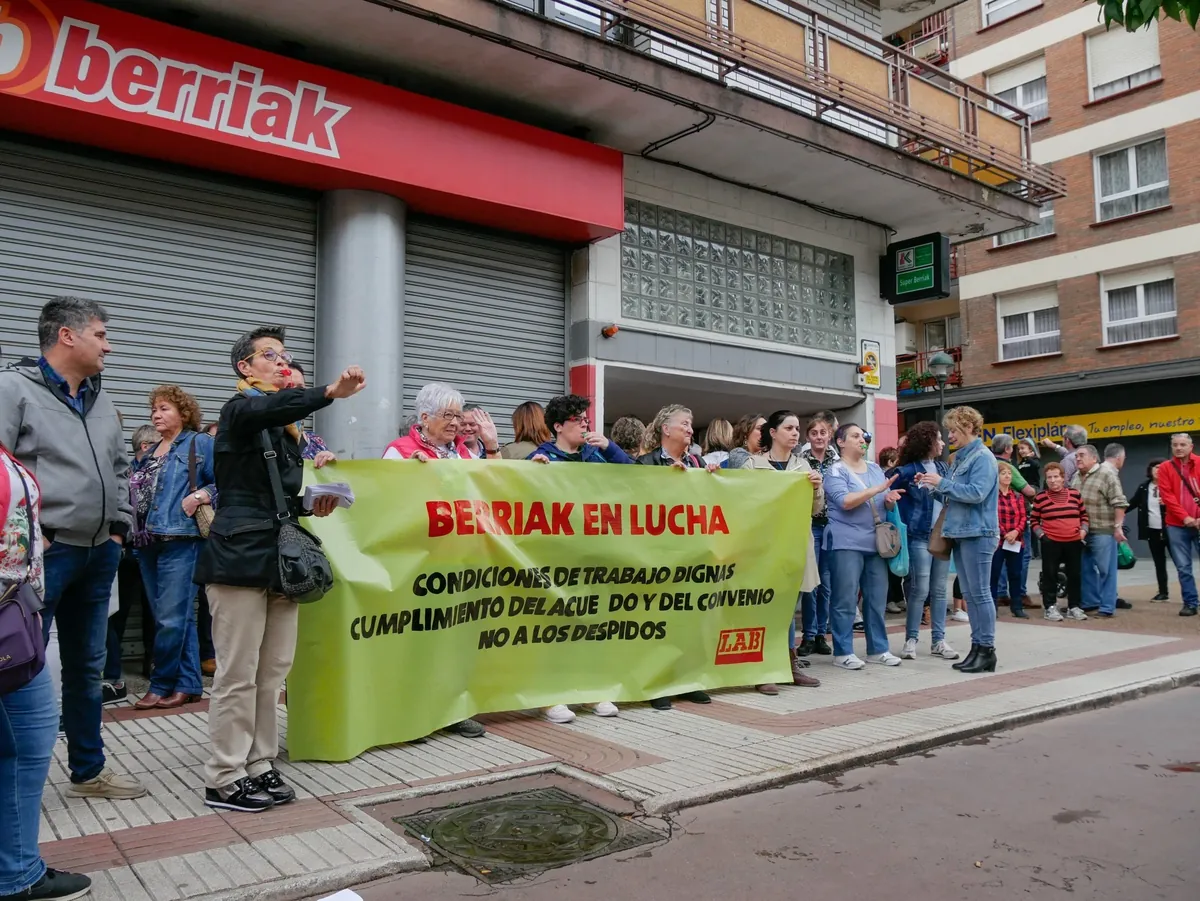 Berriak supermerkatuetako langileek urriko hirugarren lanuztea egin dute