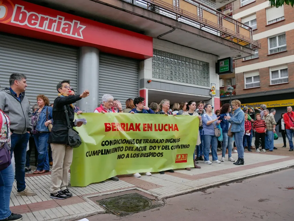 Berriak supermerkatuetako langileek urriko hirugarren lanuztea egin dute