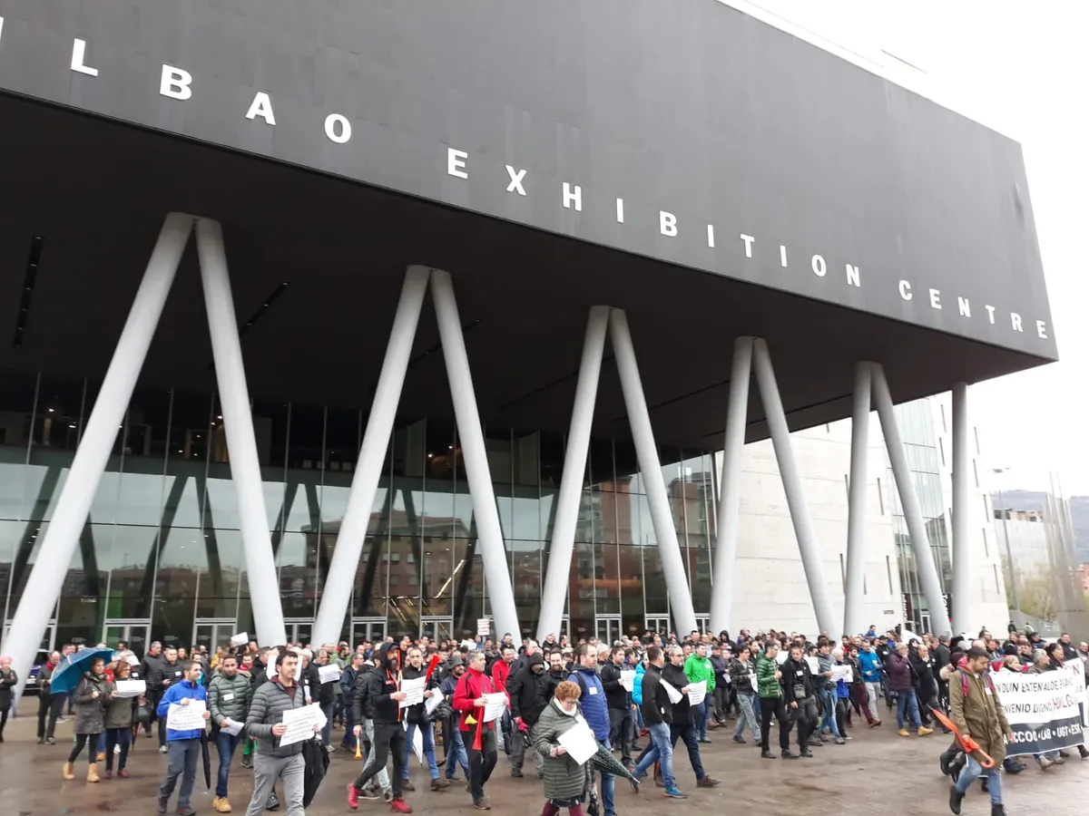 Ertzaintzak bortizki desegin du metaleko langileek BECen egin duten protesta