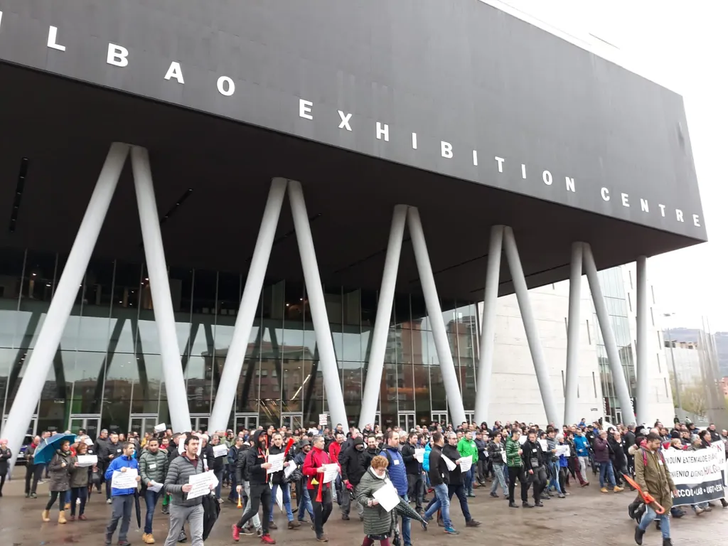 Ertzaintzak bortizki desegin du metaleko langileek BECen egin duten protesta