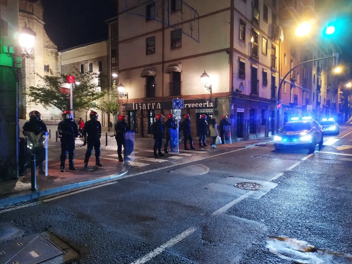 Hiru pertsona atxilotu eta bat zauritu zuen atzo Ertzaintzak Bilbon, Voxen aurkako protestetan