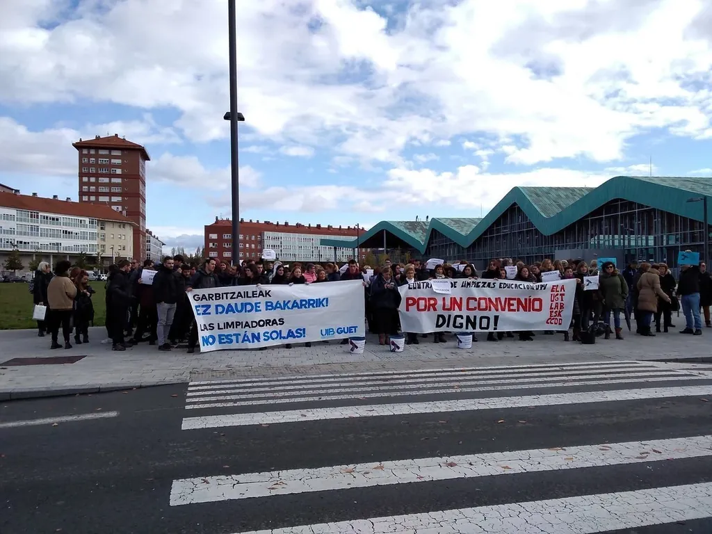 Gasteizko campuseko garbitzaileek elkarretaratzea egin zuten atzo, ikasle mugimenduarekin batera 