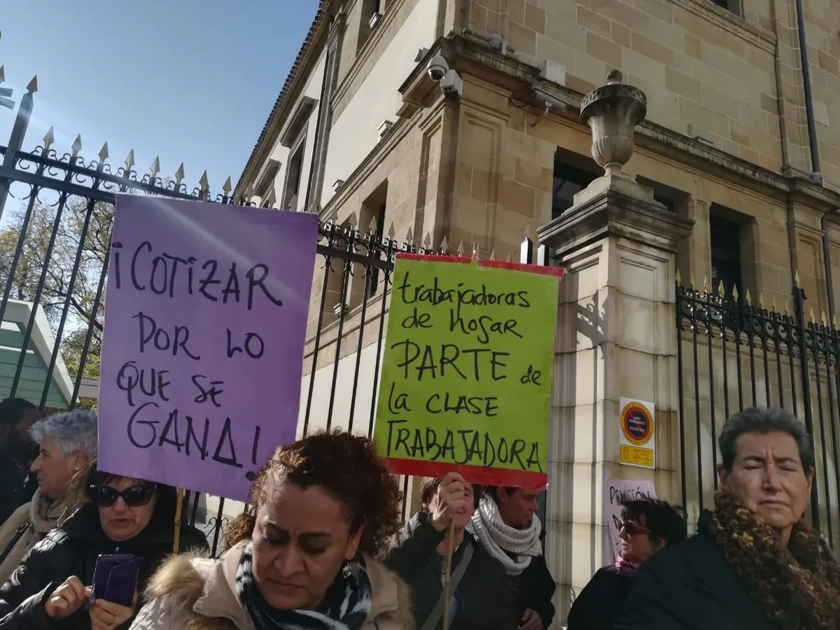 Etxeko eta zaintza arloko langileek mobilizazioa egin dute gaur, Gasteizen