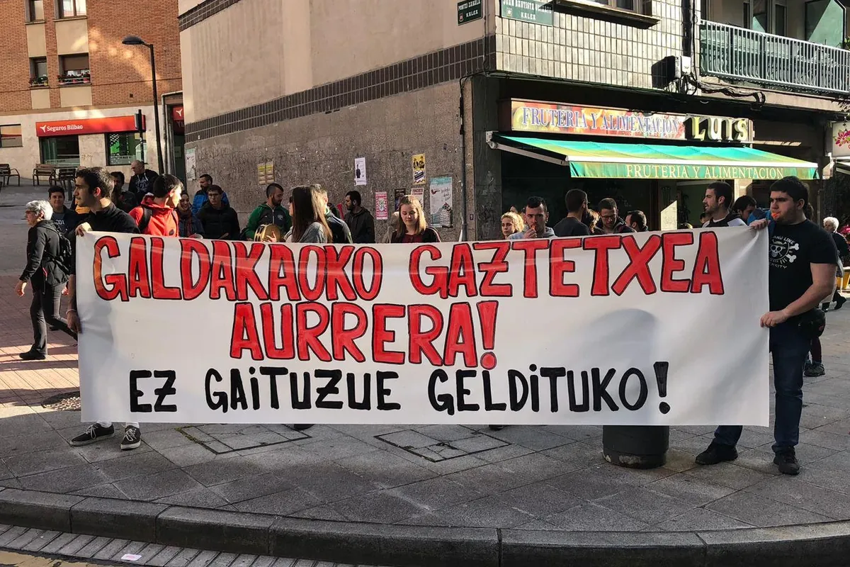 Absolbitu egin dituzte Galdakaoko Gazte Asanbladako hiru kideak
