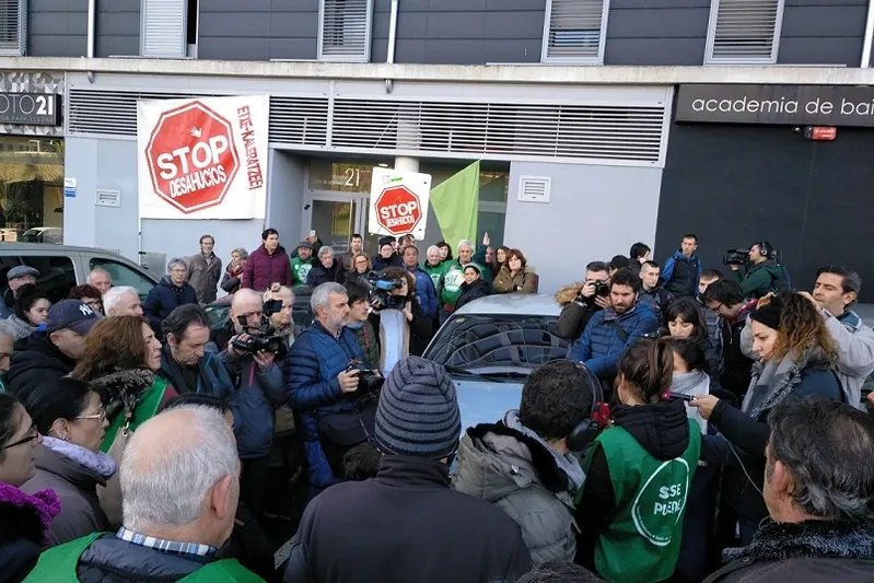 Kalez jantzitako poliziek familia bat etxegabetu dute Iru&ntilde;ean