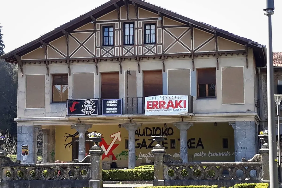 Laudioko Gaztetxea husteko agindua jaso dute bertako kideek
