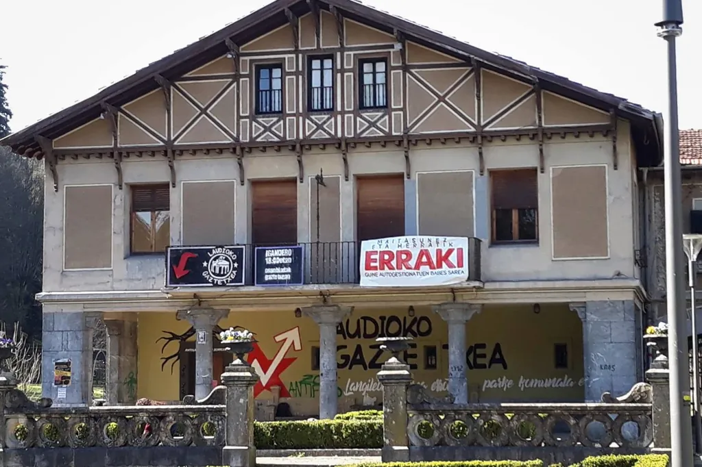 Laudioko Gaztetxea husteko agindua jaso dute bertako kideek