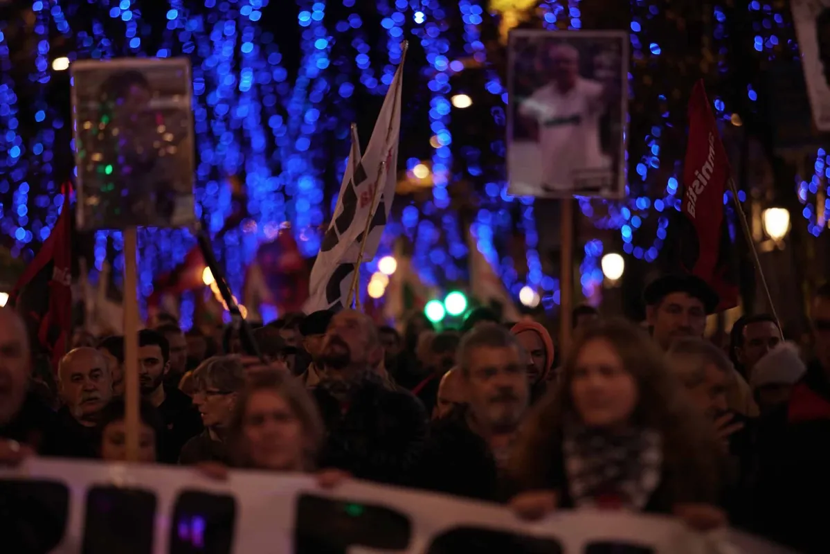 Amnistiaren eta borrokaren aldeko aldarrira batu ziren ehunka manifestari atzo Bilbon 
