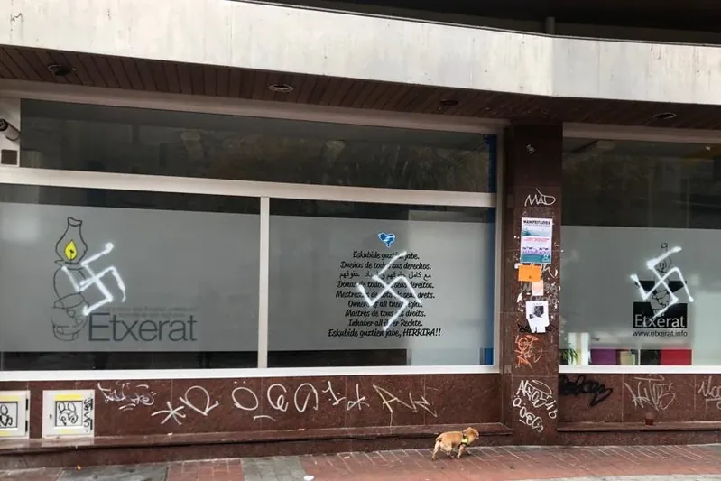Pintaketa naziak egin dituzte Etxeraten Gasteizko egoitzan