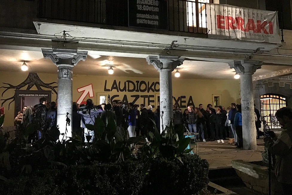 Obrak amaitzean, eraikin berean jarraitzea lortu dute Laudioko Gaztetxeko kideek