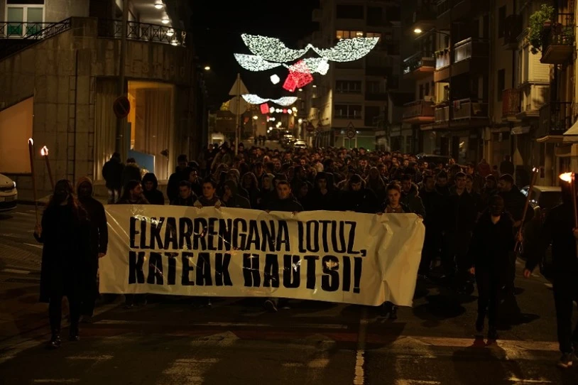 Ehunka pertsona elkartu ziren atzo Azpeitian, 'Elkarrengana lotuz, kateak hautsi!' lemapean