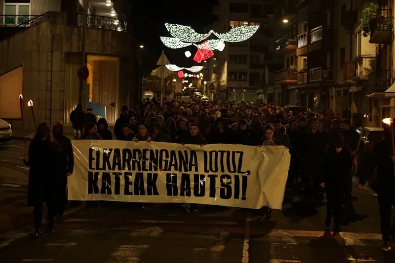 Ehunka pertsona elkartu ziren atzo Azpeitian, 'Elkarrengana lotuz, kateak hautsi!' lemapean