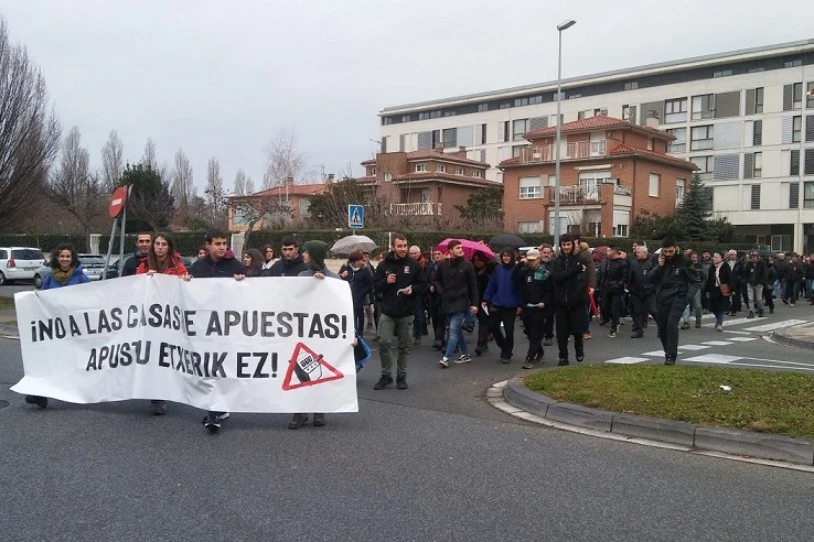 Ehunka lagun atera dira kalera Berriozarren, apustu etxeen aurka