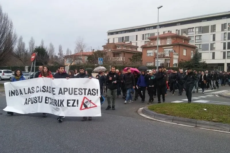 Ehunka lagun atera dira kalera Berriozarren, apustu etxeen aurka