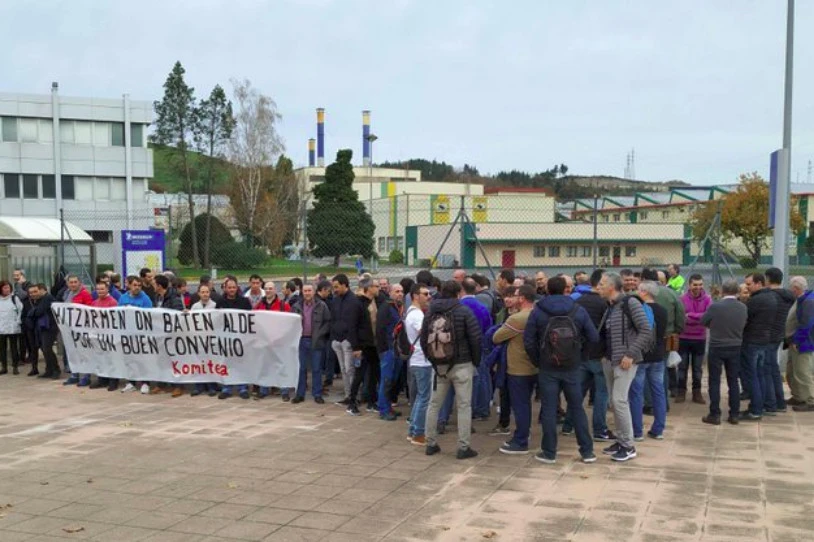 Lasarteko Michelineko langileak lanuzteak egiten ari dira, lan baldintzen hobekuntza lortzeko
