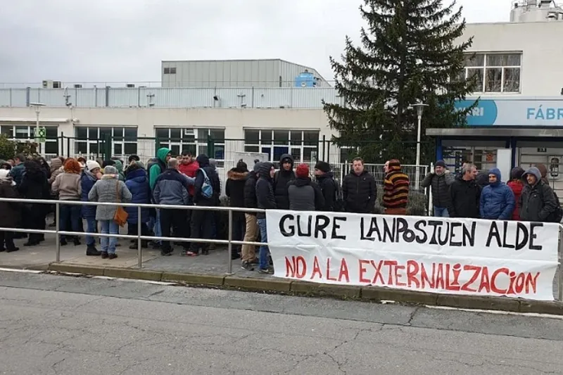 Gaur Froneriko langile guztiek egin dute greba, lantokiko berregituraketari aurre egiteko