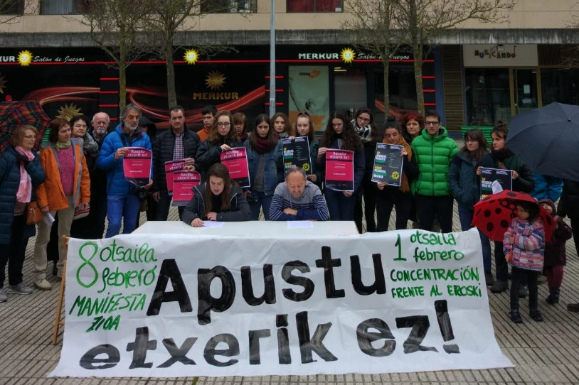 Apustu etxeak ixteko "gaurdanik neurriak hartzera" deitu dute Ermitagaña-Mendebaldean