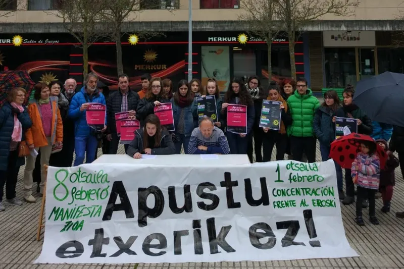 Apustu etxeak ixteko "gaurdanik neurriak hartzera" deitu dute Ermitagaña-Mendebaldean