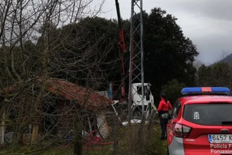 Langile bat eraila Ameskoabarreneko campingean, 10 metroko altueratik erorita