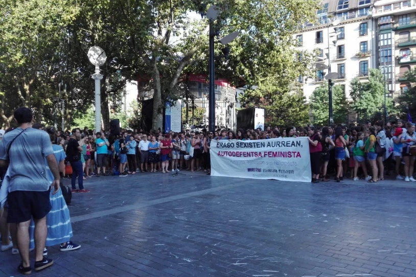 Emakume bati eraso egin dio bizilagunak, Donostian