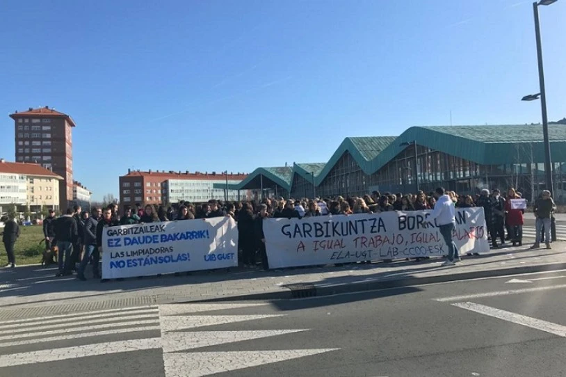 Hezkuntza Sailean eta EHUn azpikontratatutako garbitzaileek mobilizazioa egin dute Lakuan, UIBrekin eta GUETekin batera
