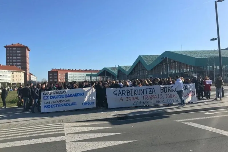 Hezkuntza Sailean eta EHUn azpikontratatutako garbitzaileek mobilizazioa egin dute Lakuan, UIBrekin eta GUETekin batera