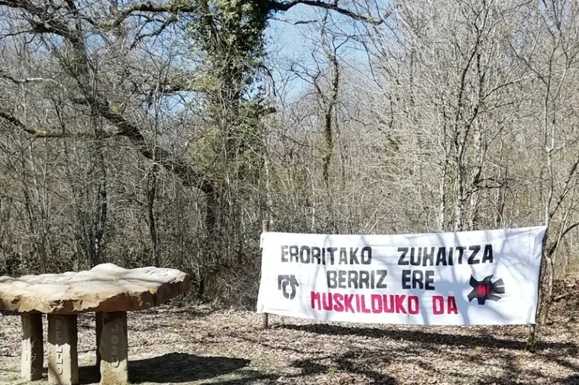 Espainiako Auzitegi Nazionalaren aginduz, Gudarien Txokoa kendu du Etxarri Aranazko Udalak