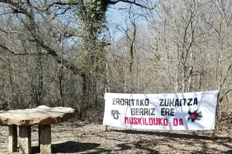 Espainiako Auzitegi Nazionalaren aginduz, Gudarien Txokoa kendu du Etxarri Aranazko Udalak