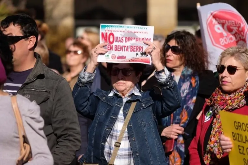 Etxebizitzarik gabe geratzeko arriskuan daude ehunka familia Donostian eta Iru&ntilde;ean