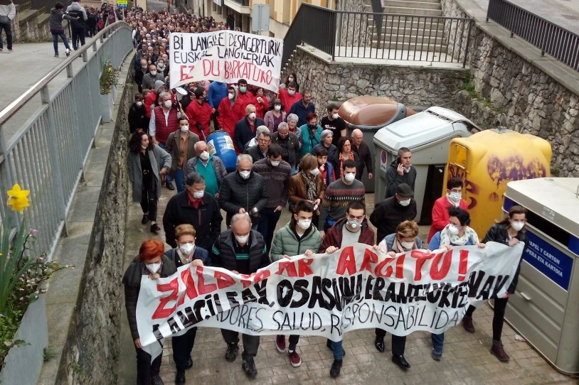 Milaka pertsona atera dira kalera Zaldibarko kasua argitzea eskatzeko eta eraildako langileen senideei elkartasuna adierazteko