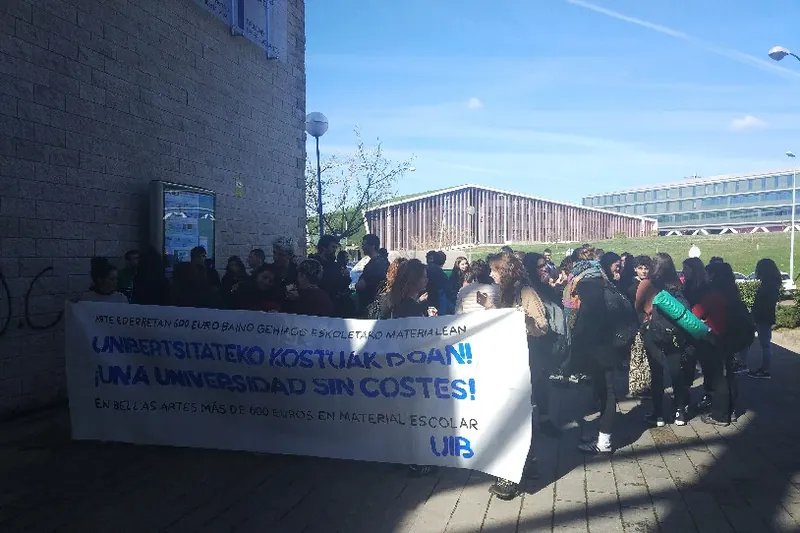 UIB hirugarren astez mobilizatu da Arte Ederren Fakultateko materialaren kostua salatzeko 