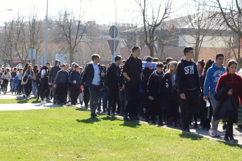 Paz de Ziganda ikastolara martxa egin du IASek, "propaganda politikoa egiteko askatasun osoa" aldarrikatzeko