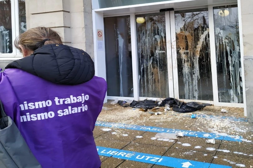 Gaur eman diote hasiera bost asteko grebari EHUko garbitzaileek