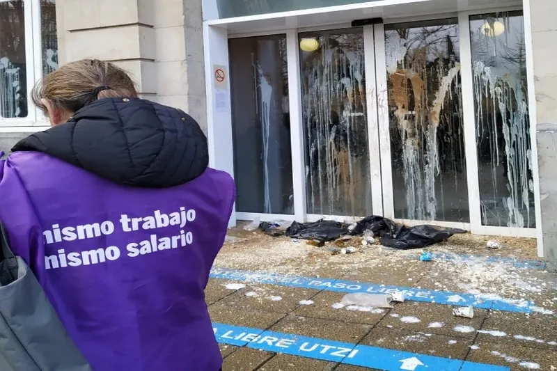 Gaur eman diote hasiera bost asteko grebari EHUko garbitzaileek