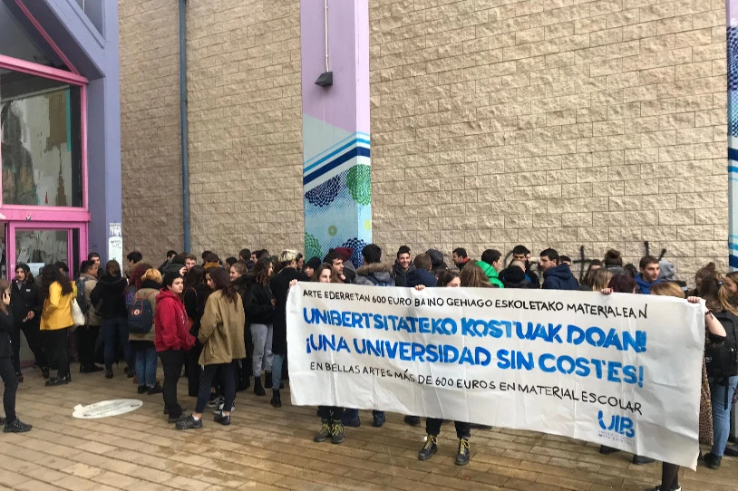 Martxoaren 26ko ikasle grebarekin bat egin du UIBk 