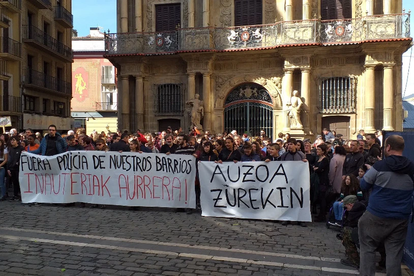 Iruñeko zazpi gazte komisaldegian deklaratzera deitu ditu Espainiako Poliziak, otsailaren 22ko gertakarien harira