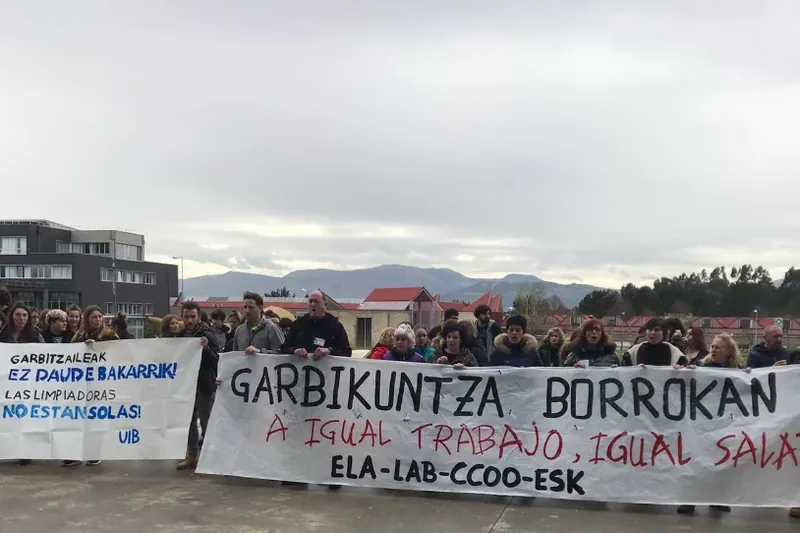 Garbitzaileek eta UIBk mobilizazio bateratuak egin dituzte Hego Euskal Herriko hiru hiriburutan