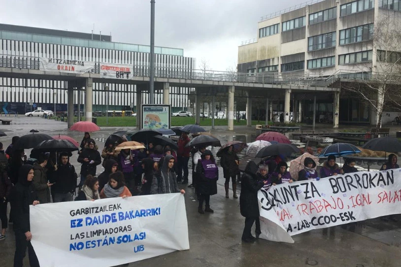 Hezkuntzako garbitzaileek salatu dute Eusko Jaurlaritzak "zuzenean ezabatu" diela grebarako eskubidea, %100eko gutxieneko zerbitzuak ezarrita
