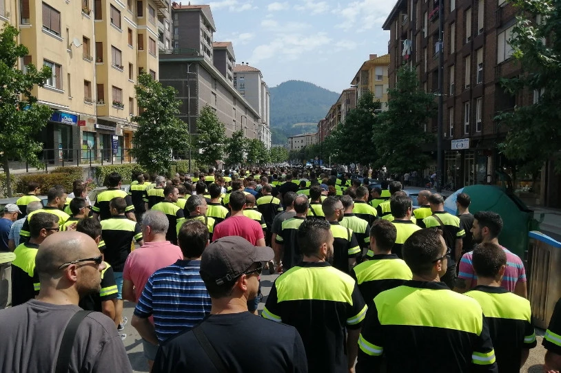 Ekoizpena bertan behera utziko dute Laudioko Tubacexeko langileek, enpresak segurtasun neurriak bete ezean