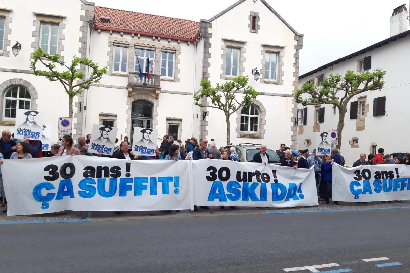 Apirilean 30 urte beteko dituzte espetxean Jakes Esnalek, Frederic Haranburuk eta Ion Parotek