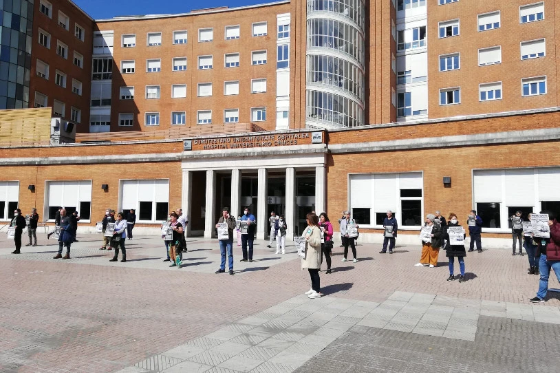Covid-19aren zantzuak dituzten osasun-langileak lanera joatera behartu ditu Osakidetzak