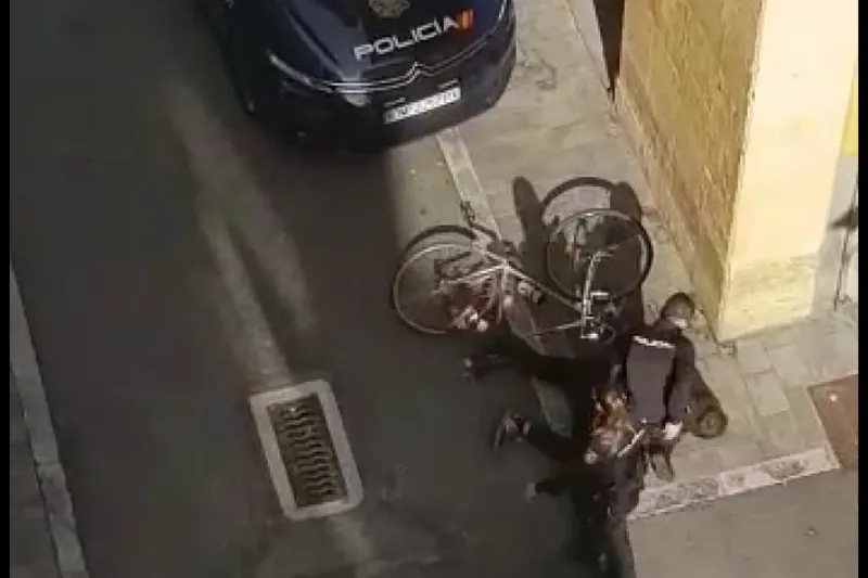 Gazte bat lurrera bota eta atxilo eraman du Espainiako Poliziak Iru&ntilde;ean