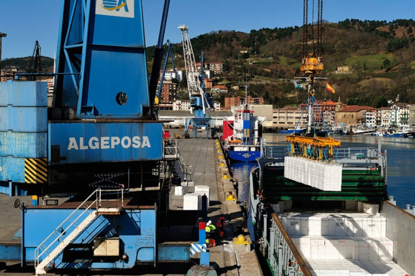 Garraiolari bat eraila Pasaiako portuan