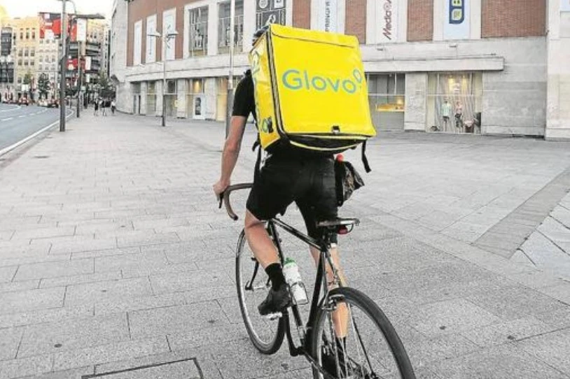 Glovo enpresak %60 jaitsi du Gasteizko banatzaileen tarifa